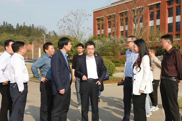銅仁市委副書記、市長皮貴懷調(diào)研西部產(chǎn)業(yè)基地
