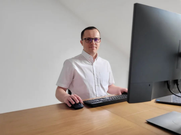 全球中偉人丨克里斯：永葆求知若渴的學(xué)者姿態(tài) 奔赴未來(lái)戰(zhàn)場(chǎng)