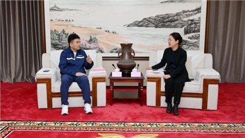 欽州市市委書(shū)記鐘暢姿會(huì)見(jiàn)中偉股份董事長(zhǎng)、總裁鄧偉明一行